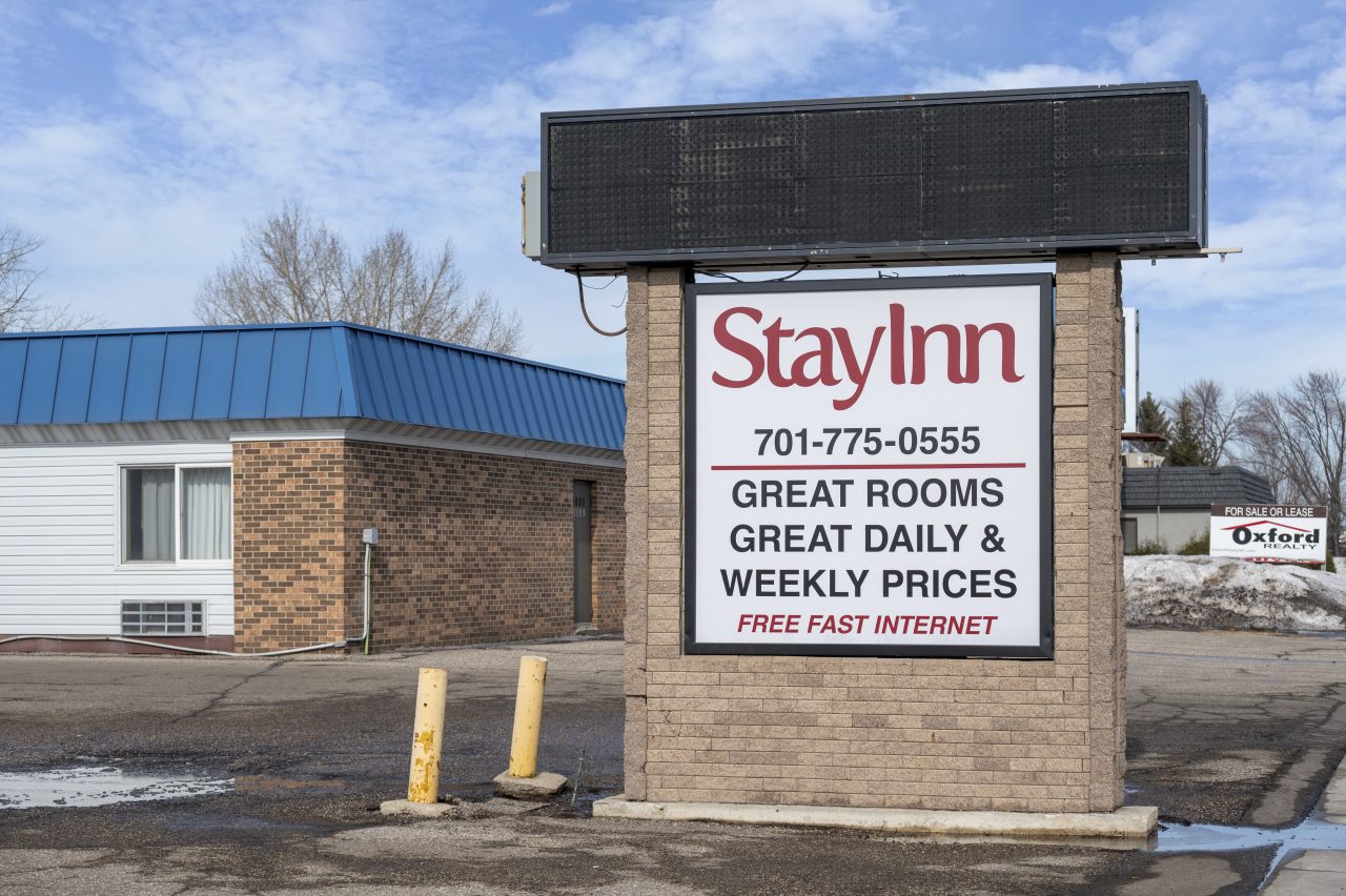 Stay Inn Sign Home - Stay Inn - Grand Forks